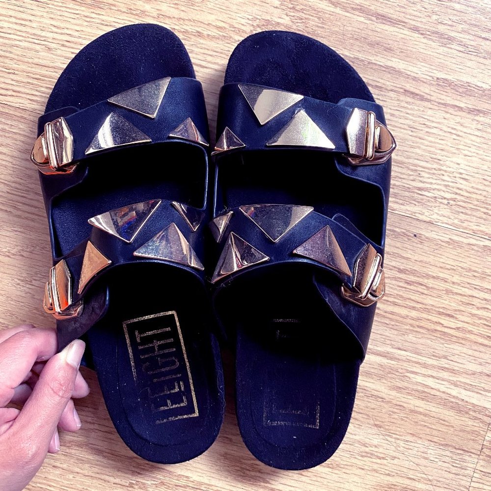 Amazing EEight sandals